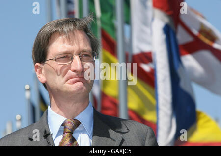 Dominic Grieve, Schattenminister des Innern, spricht während einer Pressekonferenz mit den Medien, um Lord Stevens' Bericht „Grenzschutzdienst für Großbritannien: Politikvorschläge“ auf dem Flughafen London City zu veröffentlichen. Stockfoto