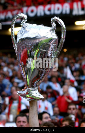 Fußball - UEFA Champions League - Finale - Juventus / AC Mailand. Ein AC Milan Fan hält einen aufblasbaren European Cup hoch Stockfoto