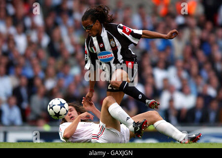 Juventus' Edgar Davids spielt gegen Andrea Pirlo (Etage) vom AC Mailand Stockfoto