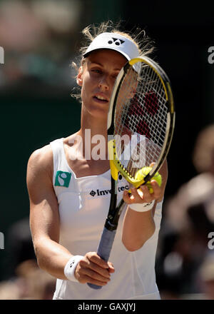 Die russische Elena Dementieva im Einsatz gegen die russische Nadia Petrova während der Wimbledon Championships 2008 im All England Tennis Club in Wimbledon. Stockfoto