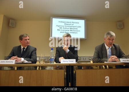 (Von links nach rechts) John Doherty, Director of Women and Children's Services, Western Health and Social Care Trust, Henry Toner Q.C. Vorsitzender des Überprüfungsgremiums und Paul Martin Chief Social Services Officer DHSSPS bei der Pressekonferenz, die die Veröffentlichung des Berichts über eine unabhängige Untersuchung der Umstände des Brandes ankündigte, bei dem im vergangenen November alle sieben Mitglieder der Familie McEIhill in Omagh ums Leben kamen. Stockfoto