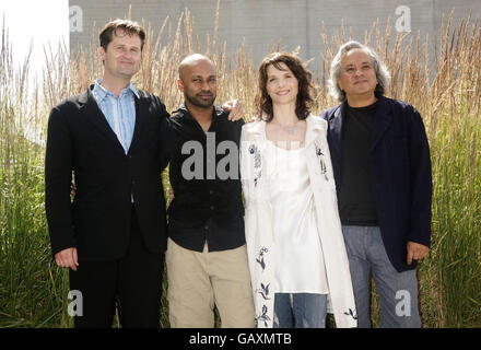 Von links nach rechts: Komponist Phil Sheppard, Tänzer und Choreograf Akram Khan, Schauspielerin Juliette Binoche und Künstler Anish Kapoor (der das Set entwirft) bei der Vorstellung der neuen Tanz-, Theater- und Filmkooperation "Ju" bi lation" im Olivier Stalls Foyer, National Theatre, Upper Ground, Central London. Stockfoto