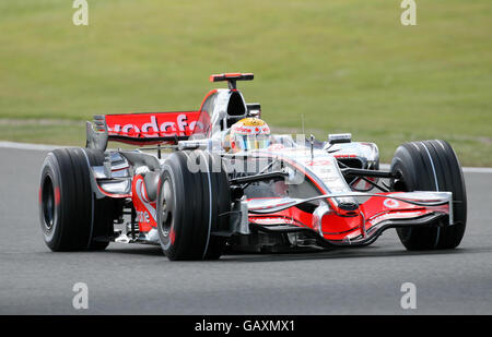 Formel-1-Autorennen - Großer Preis Von Großbritannien - Trainingstag - Silverstone. Vodafone McLaren-Fahrer Lewis Hamilton in Silverstone, Northamptonshire. Stockfoto