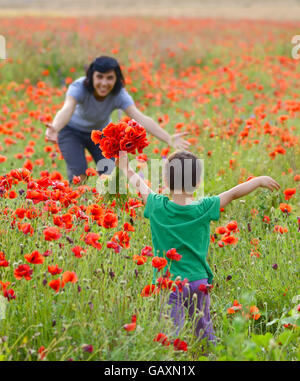 Mutter und Tochter in einem Mohnfeld Stockfoto