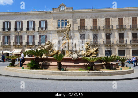 Brunnen (Fontana di Artemide) Artemis in Piazza Archimede, Ortygia, Syrakus, Sizilien, Italien Stockfoto