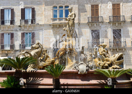 Brunnen (Fontana di Artemide) Artemis in Piazza Archimede, Ortygia, Syrakus, Sizilien, Italien Stockfoto