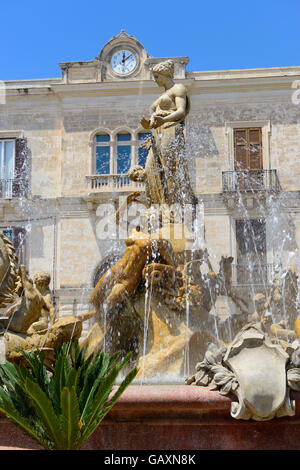 Brunnen (Fontana di Artemide) Artemis in Piazza Archimede, Ortygia, Syrakus, Sizilien, Italien Stockfoto