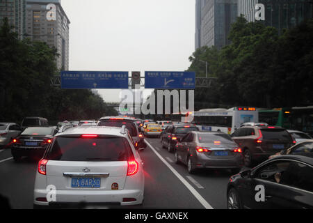 Schwerverkehr, viele moderne Autos und ein Bus, ein Stau. Guangzhuo, China. 04.05.2016. Stockfoto