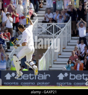 Der englische Kevin Pietersen feiert sein Jahrhundert gegen Neuseeland Stockfoto