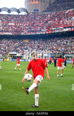 Jon Dahl Tomasson von AC Milan erwärmt sich im Stadio Giuseppe Meazza vor dem Spiel mit Inter Mailand Stockfoto