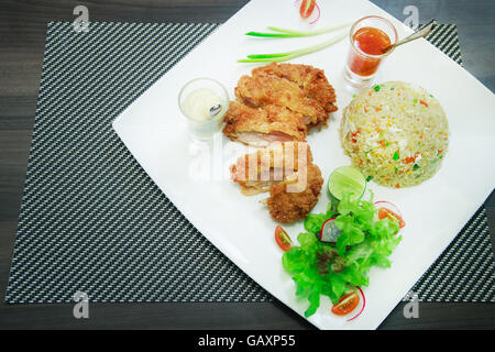 Gebratener Reis mit gebratenem Huhn. Stockfoto