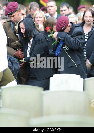 Trauernden Besuchen Die Privaten Trauerfeier Fur Corey Haim An Steeles Memorial Chapel Thornhill Kanada 16 03 10 Dominic Chan Stockfotografie Alamy