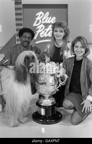 Crufts Supreme Champion, Gable (Champion Viscount Grant) und seine Popsängerin Amoo aus Liverpool treten mit den Moderatoren Janet Ellis (rechts) und Caron Keating zum zweiten Mal auf BBC-TV's 'Blue Peter auf. Stockfoto