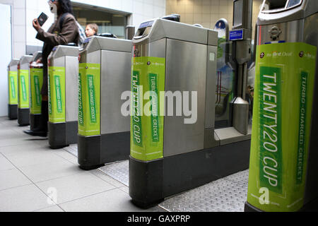 Beschilderung zum Twenty20 Cup an der U-Bahn-Station Oval in Kennington, an der Northern Line der Londoner U-Bahn. Stockfoto