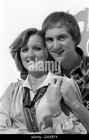 Simon Groom, Moderator der BBC-Fernsehsendung „Blue Peter“, heute im BBC TV Center in London mit Sekretärin Ann Costello, nachdem sie ihr Engagement angekündigt hatten. Stockfoto