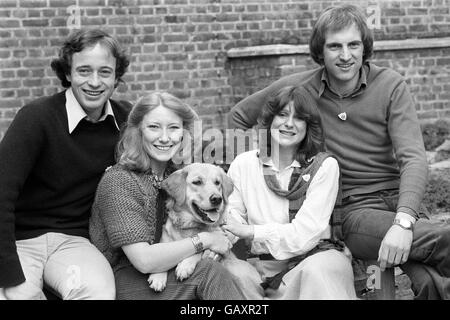 Heute in London, Tina Heath, 26 (zweite rechts), die von Lesley Judd als neue Moderatorin in der Kinderfernsehsendung 'Blue Peter' übernehmen soll. Mit ihnen auf diesem Bild sind die Stammgäste Christopher Wenner (links) und Simon Groome und der Hund Jodie. Stockfoto