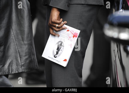 Ein Trauerjäger hält einen Dienstbefehl bei der Beerdigung des Anti-Gun-Aktivisten Pat Regan, 53, Marlborough Grange, Leeds at All Halloows Church, im Hyde Park in Leeds. Stockfoto