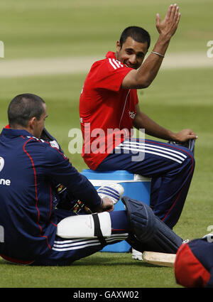 Cricket - NatWest Series - Fifth One Day International - Nets Session - Lord's. Der englische Allrounder Ravi Bopara (rechts) spricht mit Kevin Pietersen während der Nets-Session in Lord's, London. Stockfoto