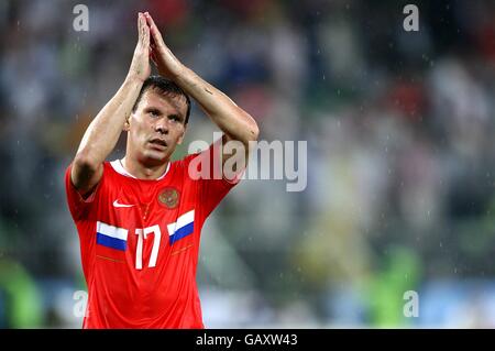 Fußball - UEFA-Europameisterschaft 2008 - Halbfinale - Russland gegen Spanien - Ernst-Happel-Stadion. Die russische Konstatin Zyryanov applaudiert den Fans zum Finale Stockfoto