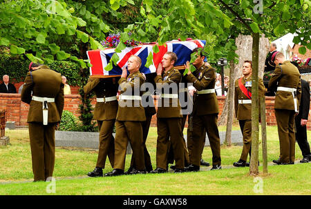 Der Sarg von Jeff Doherty kommt für die Beerdigungszeremonie in der St.James Church, Southam, Warwickshire an. Privatdoherty, wurde am 12. Juni während einer Patrouille in Afghanistan getötet. Stockfoto