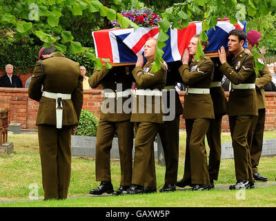 Der Sarg von Jeff Doherty kommt für die Beerdigungszeremonie in der St.James Church, Southam, Warwickshire an. Privatdoherty, wurde am 12. Juni während einer Patrouille in Afghanistan getötet. Stockfoto