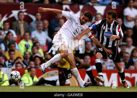 Fußball - UEFA Champions League - Finale - Juventus / AC Mailand. Alessandro Del Piero von Juventus und Paolo Maldini vom AC Mailand kämpfen um den Ball Stockfoto