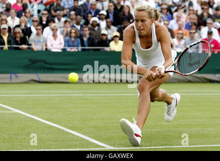 Die tschechische Barbora Zahlavova Strycova im Einsatz gegen die russische Svetlana Kuznetsova während der Wimbledon Championships 2008 im All England Tennis Club in Wimbledon. Stockfoto