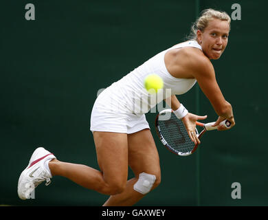 Die tschechische Barbora Zahlavova Strycova im Einsatz gegen die russische Svetlana Kuznetsova während der Wimbledon Championships 2008 im All England Tennis Club in Wimbledon. Stockfoto