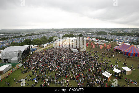 Menschenmassen versammeln sich beim Glastonbury Festival 2008 auf der Worthy Farm in Pilton, Somerset. Stockfoto