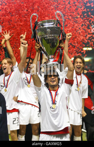 Fußball - UEFA Champions League - Finale - Juventus / AC Mailand. Paolo Maldini vom AC Mailand hebt die Trophäe der UEFA Champions League an, während sie ihren Sieg gegen Juventus feiern Stockfoto