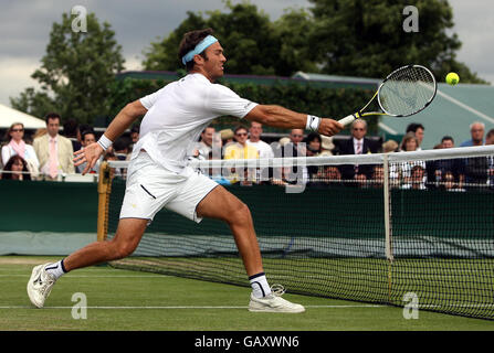 Der britische Ross Hutchins in Aktion während seines Doppelkampfs mit dem australischen Stephen Huss während der Wimbledon Championships 2008 im All England Tennis Club in Wimbledon. Stockfoto