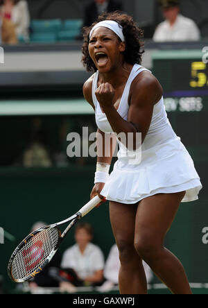 Die US-Amerikanerin Serena Williams feiert während ihres Spiels gegen die französische Amelie Mauresmo während der Wimbledon Championships 2008 im All England Tennis Club in Wimbledon. Stockfoto