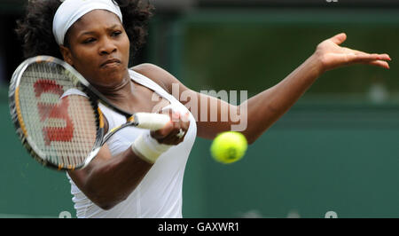 Die USA Serena Williams im Einsatz gegen die französische Amelie Mauresmo während der Wimbledon Championships 2008 im All England Tennis Club in Wimbledon. Stockfoto