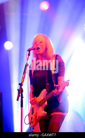 Die Ting Tings treten am ersten Tag des Glastonbury Festivals, Somerset, auf der John Peel Bühne auf. Stockfoto