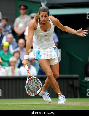 Die französische Amelie Mauresmo im Einsatz gegen die US-amerikanische Serena Williams während der Wimbledon Championships 2008 im All England Tennis Club in Wimbledon. Stockfoto