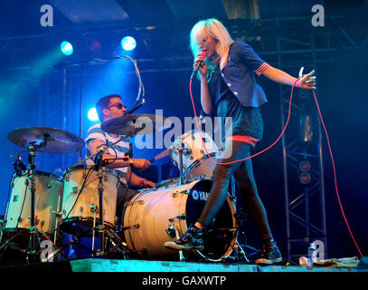 Glastonbury Festival 2008 - Erster Tag - Worthy Farm - Pilton, Somerset. Die Ting Tings treten am ersten Tag des Glastonbury Festivals, Somerset, auf der John Peel Stage auf. Stockfoto