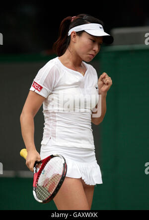 Der chinesische Zheng Jie feiert, nachdem er die serbische Ana Ivanovic bei den Wimbledon Championships 2008 im All England Tennis Club in Wimbledon besiegt hat. Stockfoto