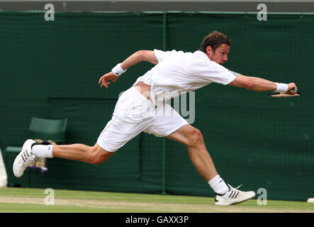 Der russische Marat Safin ist während der Wimbledon Championships 2008 im All England Tennis Club in Wimbledon gegen den italienischen Andreas Seppi im Einsatz. Stockfoto