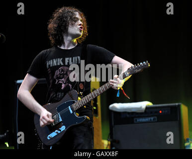 Die Fratellis treten auf der Pyramid Stage während des ersten Tages des Glastonbury Festivals, Somerset, auf. Stockfoto