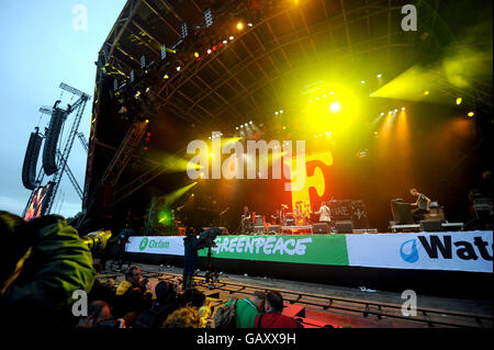 Die Fratellis treten auf der Pyramid Stage während des ersten Tages des Glastonbury Festivals, Somerset, auf. Stockfoto