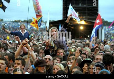 Musikfans beobachten am ersten Tag des Glastonbury Festivals, Somerset, die Fratellis auf der Pyramid Stage. Stockfoto