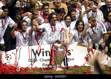 Fußball - UEFA Champions League - Finale - Juventus / AC Mailand. Die Spieler des AC Mailand erhalten die Trophäe der UEFA Champions League, wenn sie ihren Sieg gegen den Kapitän von Juventus (c) Paolo Maldini feiern Stockfoto