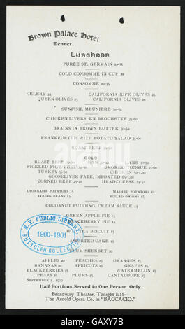 Eine Lunch-Veranstaltung im Brown Palace Hotel in Denver, Colorado, die die historische Gastfreundschaft des Hotels und seine Rolle als kultureller Veranstaltungsort in der Stadt demonstriert. Stockfoto