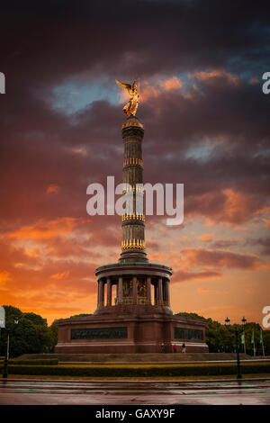 Siegessäule (Siegessaeule) in Berlin, Deutschland in der Abenddämmerung Stockfoto