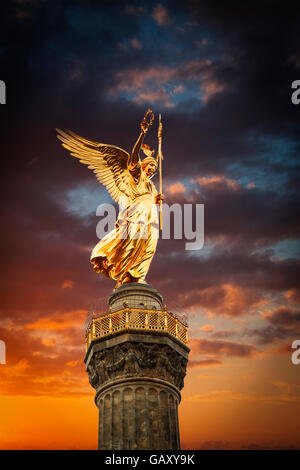Siegessäule (Siegessaeule) in Berlin, Deutschland in der Abenddämmerung Stockfoto