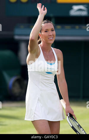 Die serbische Jelena Jankovic zeigt sich in ihrem Spiel gegen die spanische Carla Suarez Navarro während der Wimbledon Championships 2008 im All England Tennis Club in Wimbledon der Menge gegenüber. Stockfoto