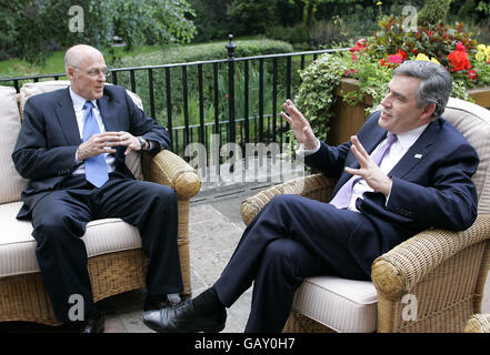 Premierminister Gordon Brown, rechts, spricht mit dem US-Finanzminister Henry Paulson in der Downing Street 10, London. Stockfoto