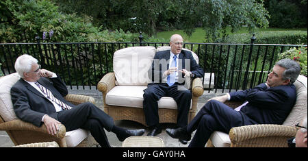 Premierminister Gordon Brown, rechts und Schatzkanzler Alistair Darling, links, spricht mit dem US-Finanzminister Henry Paulson, Mitte, in der Downing Street 10, London. Stockfoto