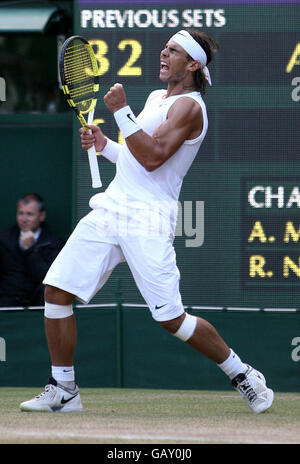 Der spanische Rafael Nadal feiert seinen Sieg über den britischen Andy Murray bei den Wimbledon Championships 2008 im All England Tennis Club in Wimbledon. Stockfoto