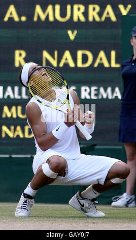 Der spanische Rafael Nadal feiert seinen Sieg über den britischen Andy Murray bei den Wimbledon Championships 2008 im All England Tennis Club in Wimbledon. Stockfoto